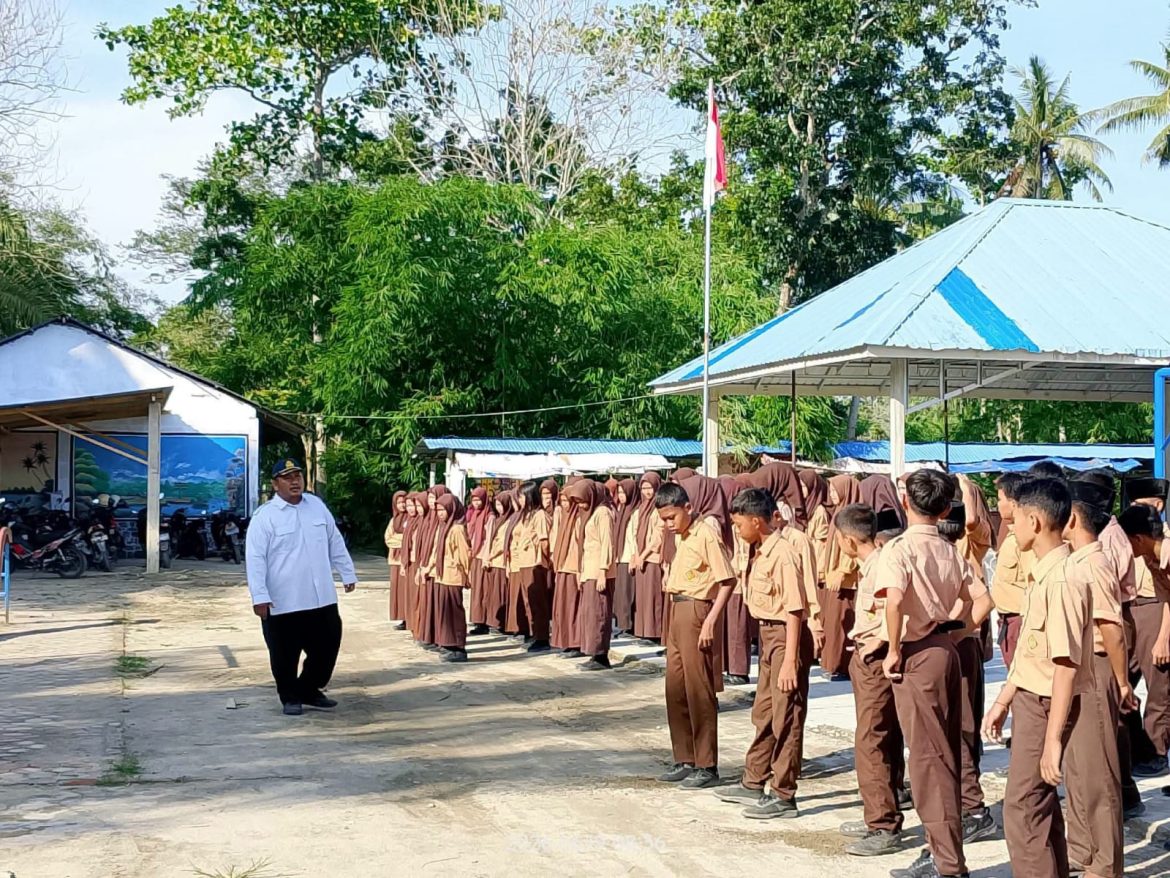Ketua Yayasan Pendidikan Nusa Indah Berikan Arahan pada Apel Pagi di Desa Telaga Jernih.