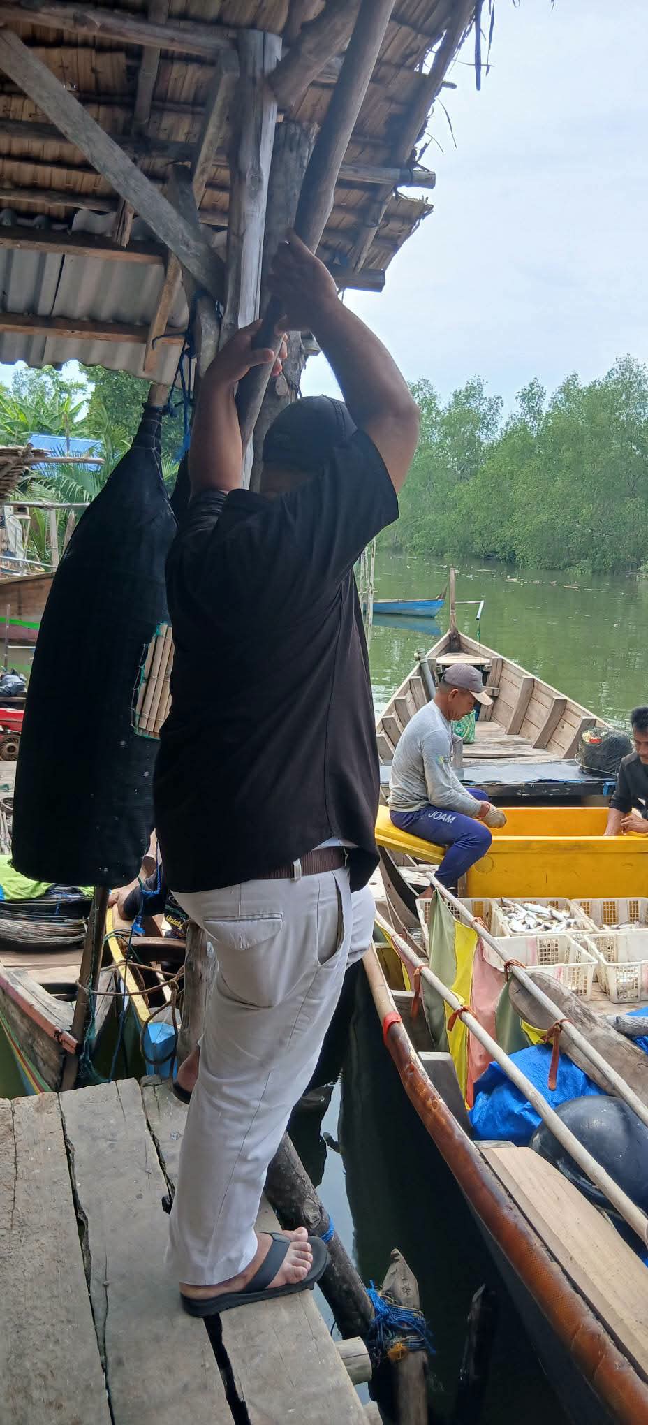 Nelayan Secanggang Kembali dari Laut, Tetap Menaruh Harapan pada Hasil Tangkapan yang Membahagiakan Keluarga