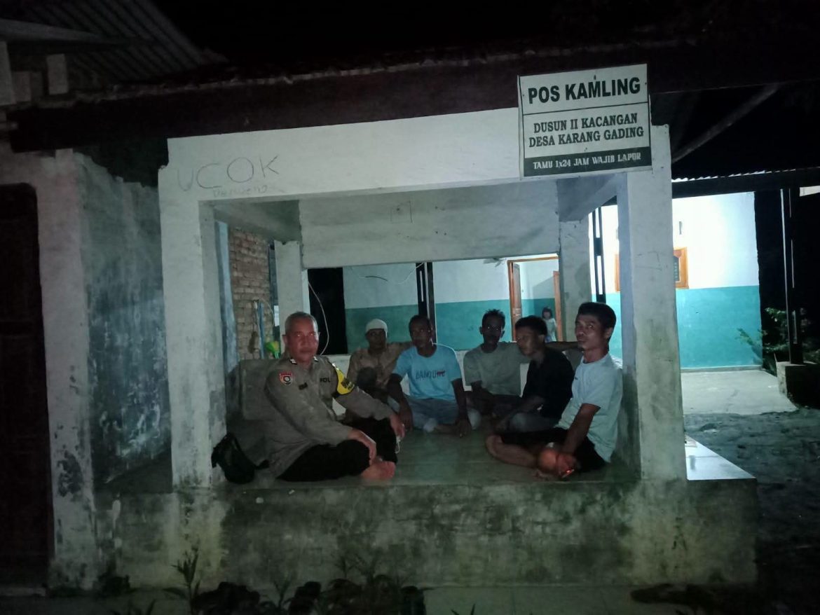 Bhabinkamtibmas Desa Karang Gading Pantau Situasi Pos Kamling Dusun II.