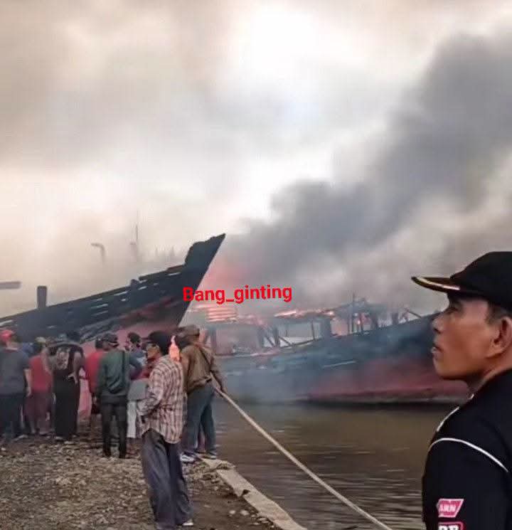Kapal Nelayan yang Bersandar di Gabion Belawan Terbakar, Diduga Akibat Korsleting Listrik.