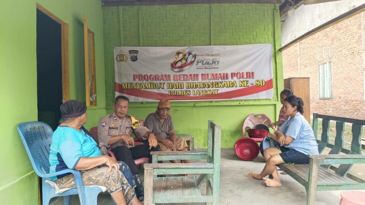 Bhabinkamtibmas Polsek Secanggang Kunjungi Warga dan Ajak Ikuti Pengobatan Gratis dalam Rangka HUT RI ke-80.