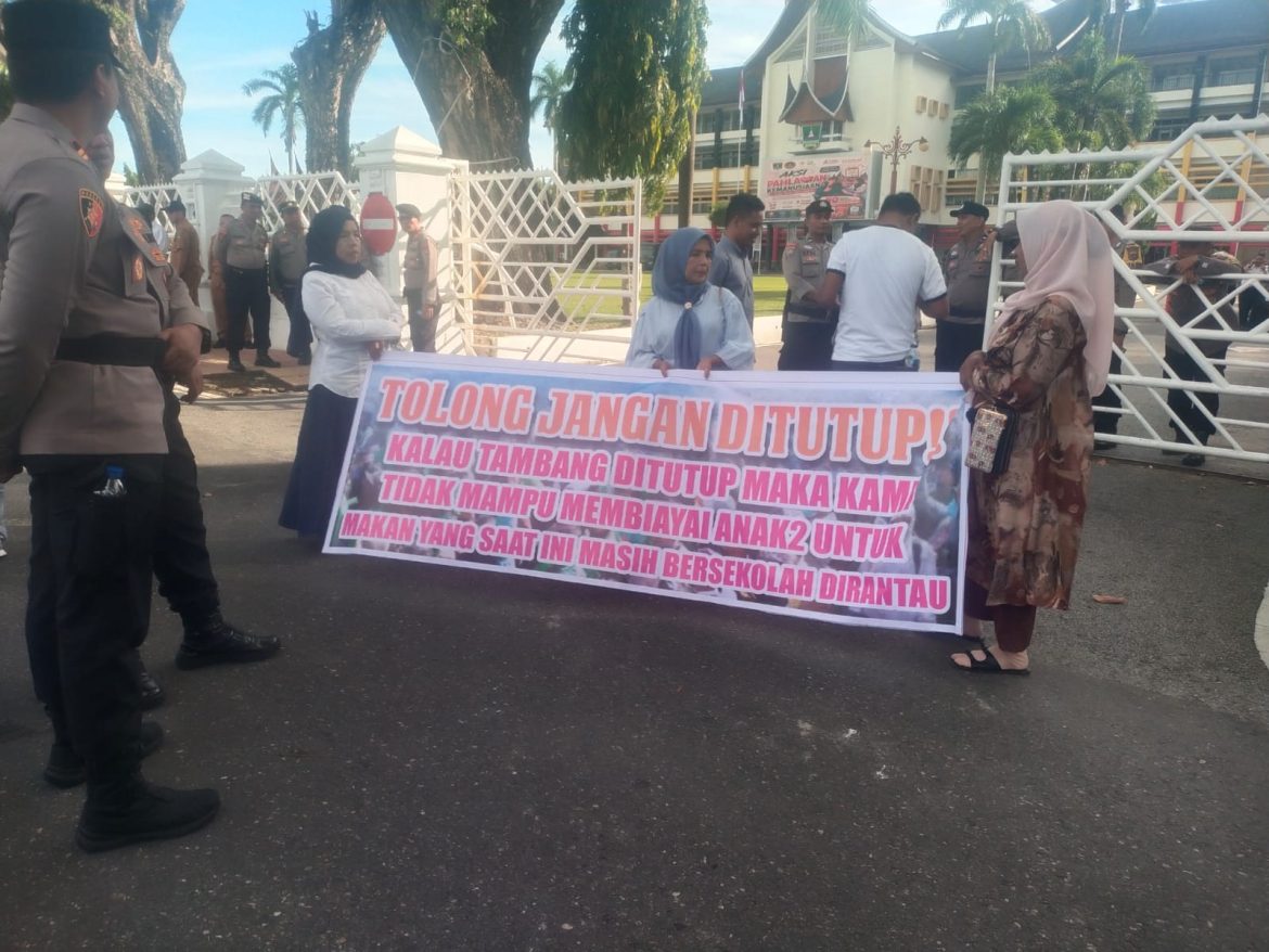 Aksi Damai di Depan kantor Gubernur Sumbar, Warga Desak Pemerintah Tidak Tutup Aktivitas Tambang Emas
