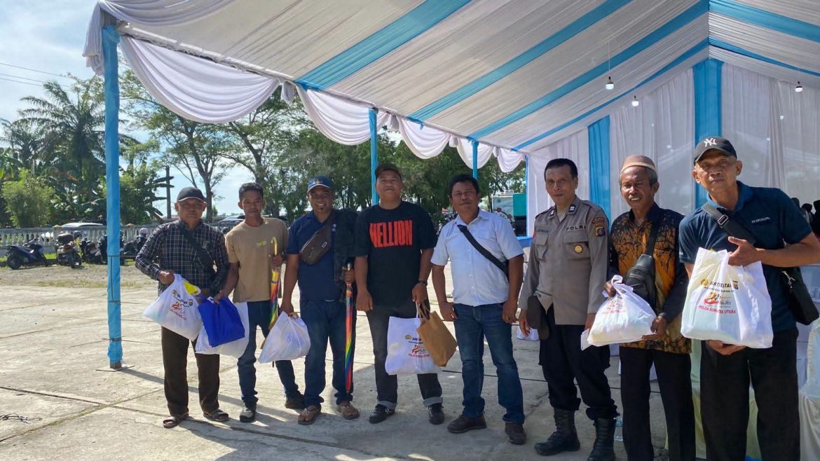 Kapolsek Secanggang Bersama Personel Dampingi Warga Ikuti Bhakti Kesehatan Polda Sumut dalam Rangka HUT Bhayangkara ke-80.