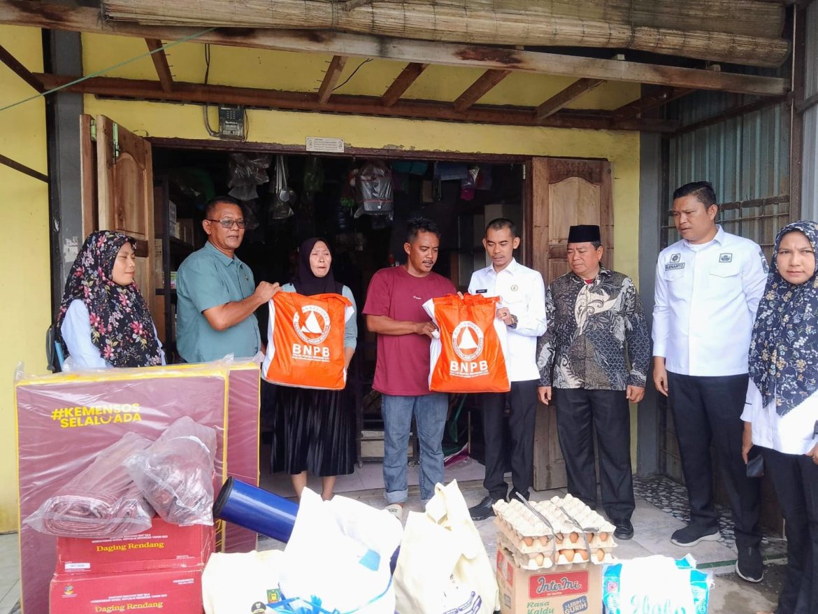 Anggota DPRD Langkat Bersama Camat Hinai, Serahkan Bantuan Korban Kebakaran.