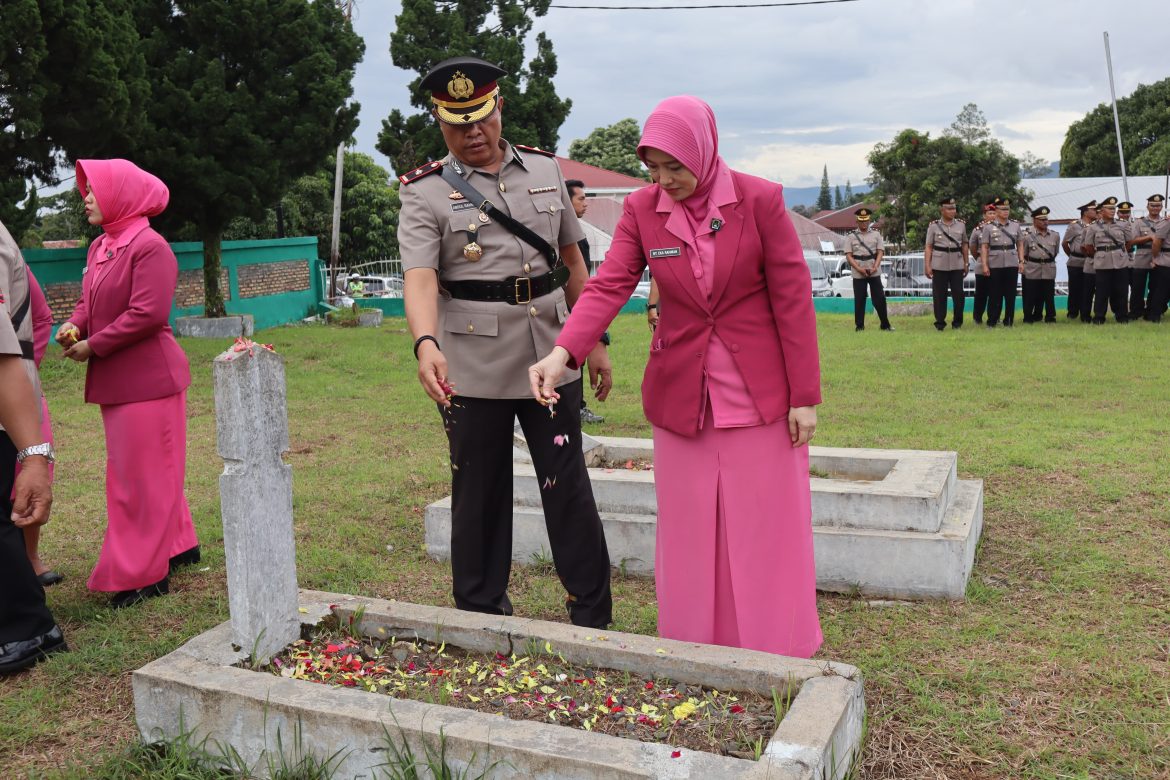 Polres Toba dan Polres Humbahas Gelar Ziarah dan Tabur Bunga di Taman Makam Bahagia Sopo Surung Balige, Wujud Penghormatan Jasa Pahlawan Jelang HUT Bhayangkara Ke-80