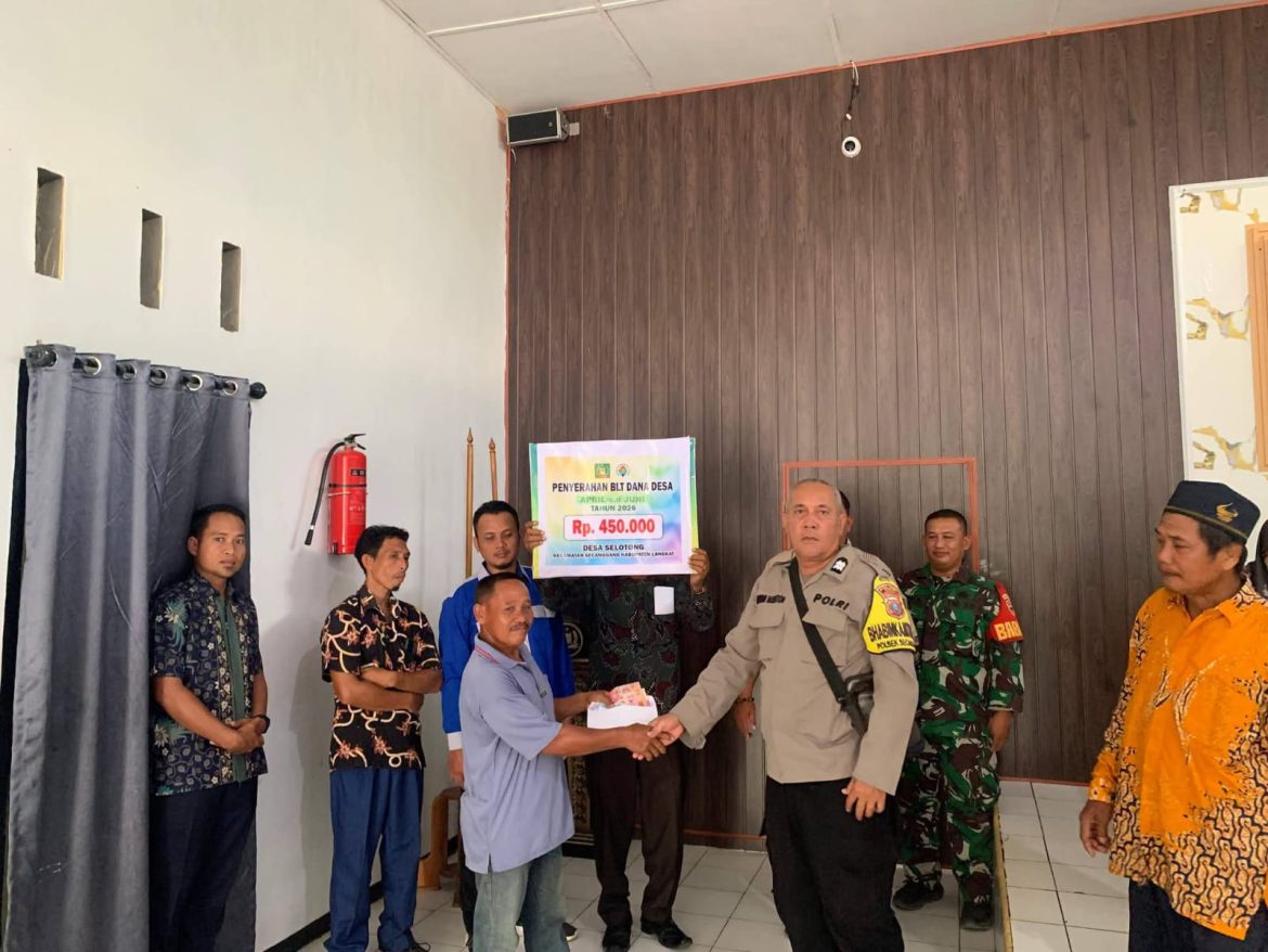 Bhabinkamtibmas Desa Selotong Polsek Secanggang Pantau Pembagian BLT-DD Periode April–Juni 2026.