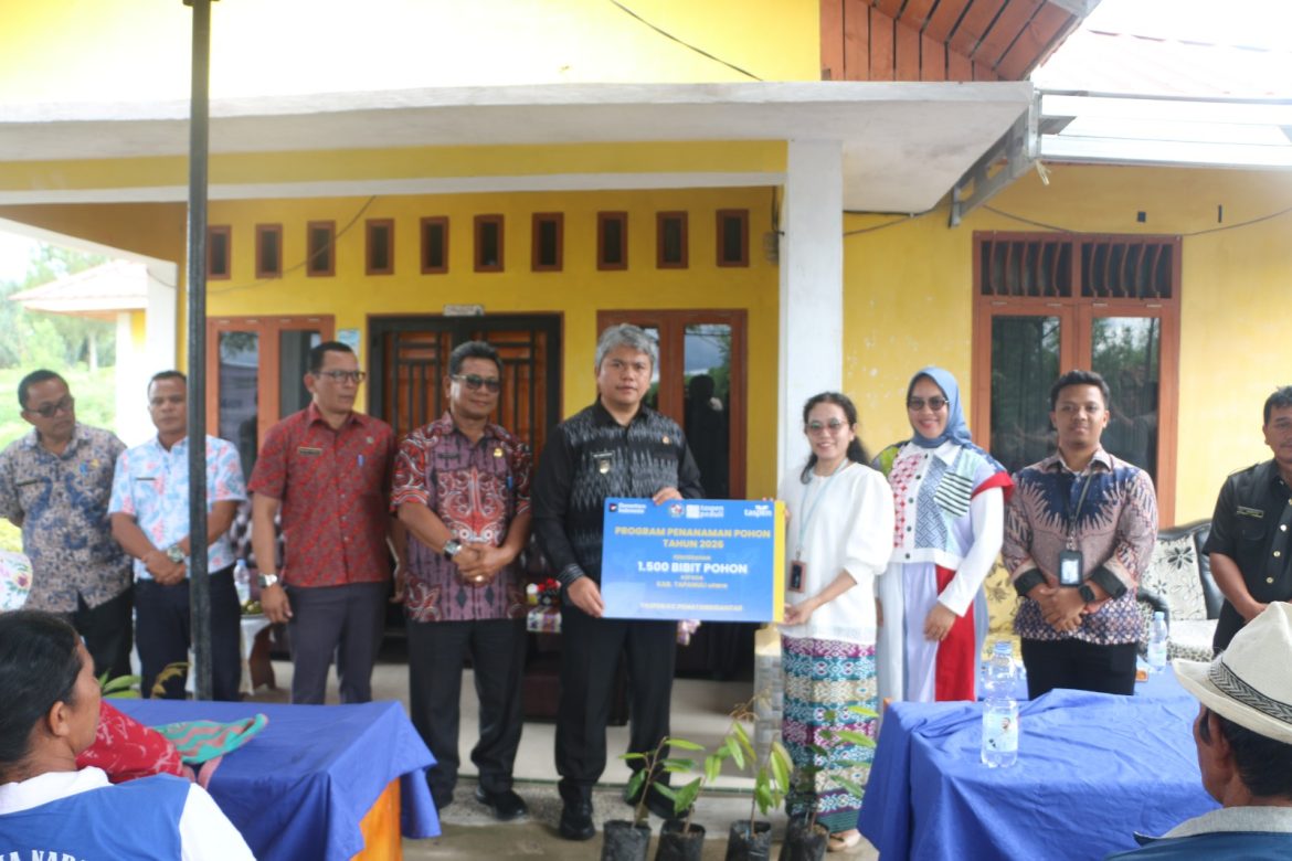 Pemkab Tapanuli Utara gandeng TJSL PT. Taspen (Persero) berikan 1.500 bibit Durian Unggul kepada Kelompok Tani Kecamatan Parmonangan  ‎