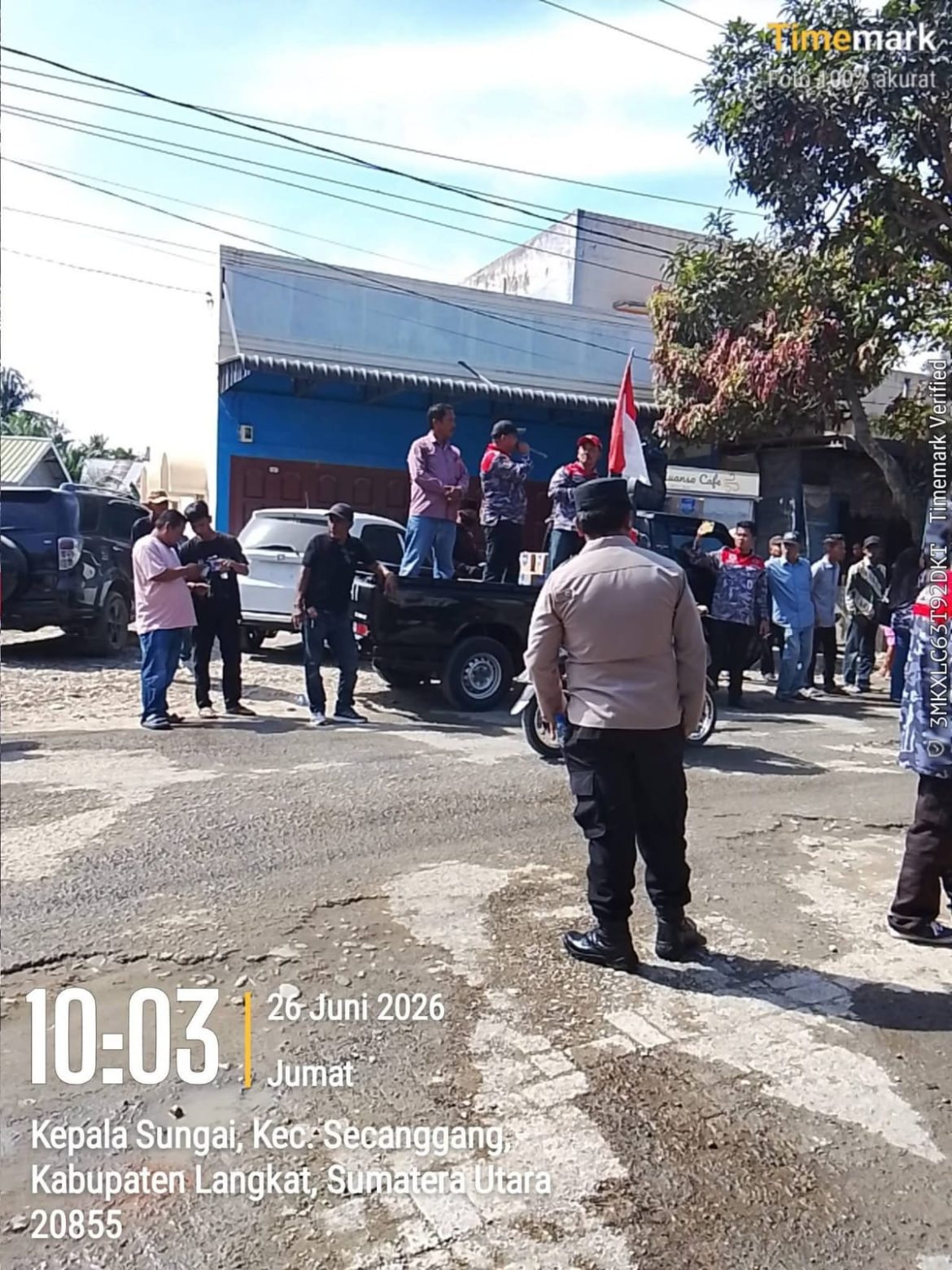 Emak-Emak dan Bapak-Bapak Warga Kampung Nangka Gelar Aksi Damai Tuntut Perbaikan Jalan Rusak Parah.