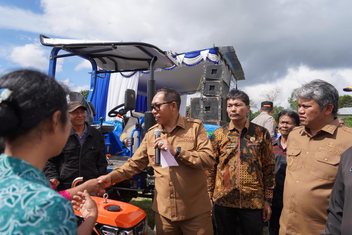 Gebrakan Nyata Pemkab Taput: Kunker di Pangaribuan, Bupati JTP Hutabarat Salurkan Bantuan Masif dan Pastikan Perbaikan Infrastruktur 