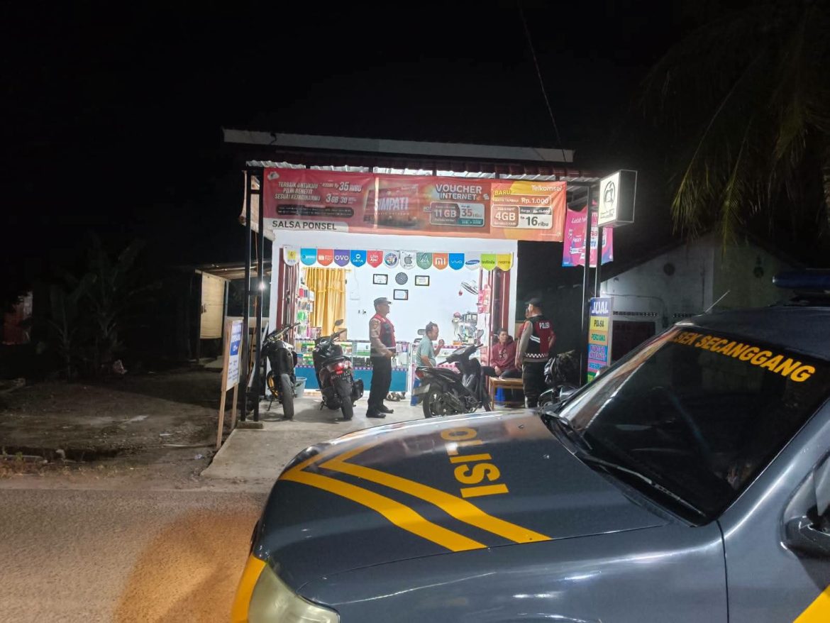 Personel Polsek Secanggang Laksanakan Patroli Blue Light, Ciptakan Situasi Kamtibmas yang Aman dan Kondusif.