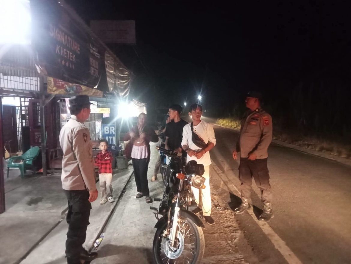 Personel Polsek Secanggang Laksanakan Patroli Blue Light di Pasar Malam dan Jalur Lintas Secanggang–Stabat.