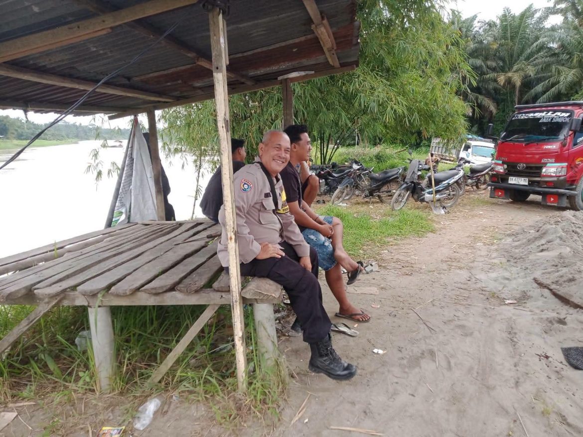 Bhabinkamtibmas Polsek Secanggang Laksanakan Sambang Desa Dan Tatap Muka Dengan Masyarakat Sampaikan Pesan Kantibmas.