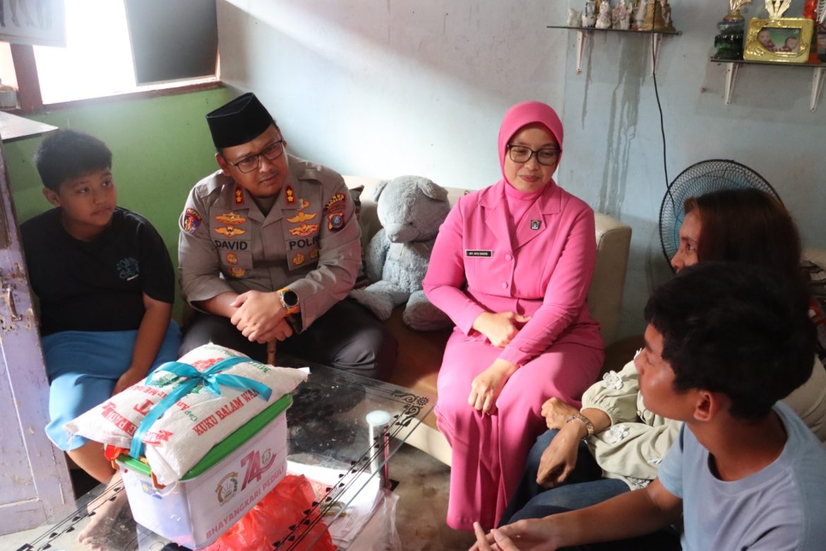 Wujud Kepedulian, Kapolres langkat Berikan Tali Asih Kepada Istri Personel Polri Yang Suaminya Telah Meninggal Dunia.