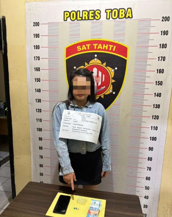 Seorang Wanita Ditangkap Saat Jual Ekstasi Ke Polisi Menyamar di Room Cafe di Balige