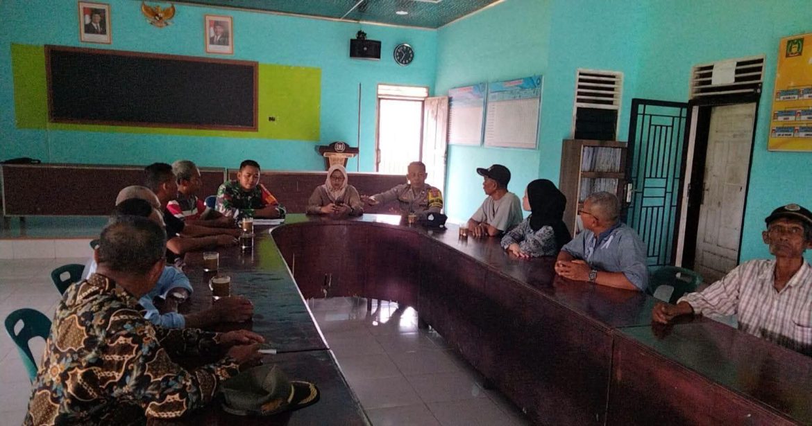 Bhabinkamtibmas Desa Tanjung Ibus Hadiri Rapat Koordinasi Bersama Bhabinsa, Perangkat Desa, dan Kepala Dusun Bahas Penguatan Kamtibmas.