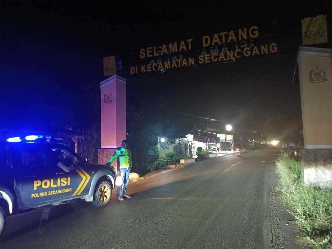 Kapolsek Secanggang Bersama Personel Laksanakan Patroli Blue Light di Jalur Lintas Secanggang–Stabat.
