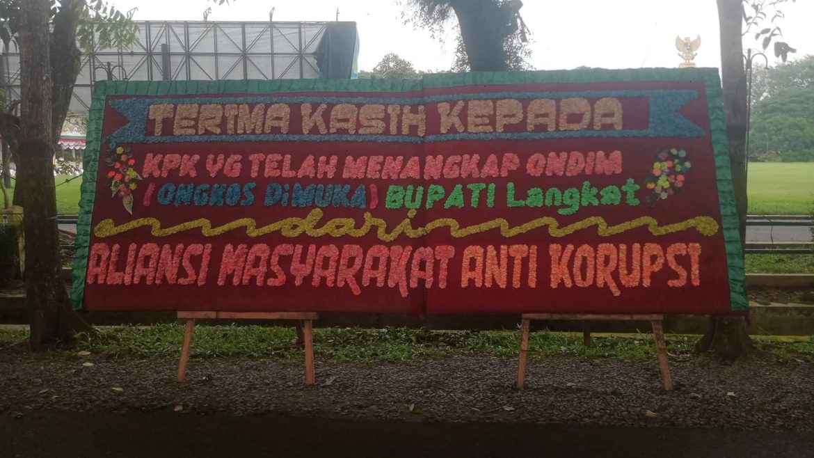 Belasan Papan Karangan Bunga Berjejer di Depan Kantor Bupati Langkat, Berisi Kritik terhadap Kinerja Pemerintah Daerah.
