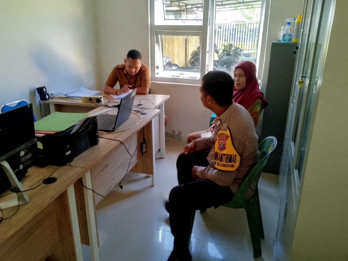 Bhabinkamtibmas Kelurahan Hinai Kiri  Polsek Secanggang Laksanakan Sambang Desa Perkuat Sinergi Menjaga Kamtibmas. 