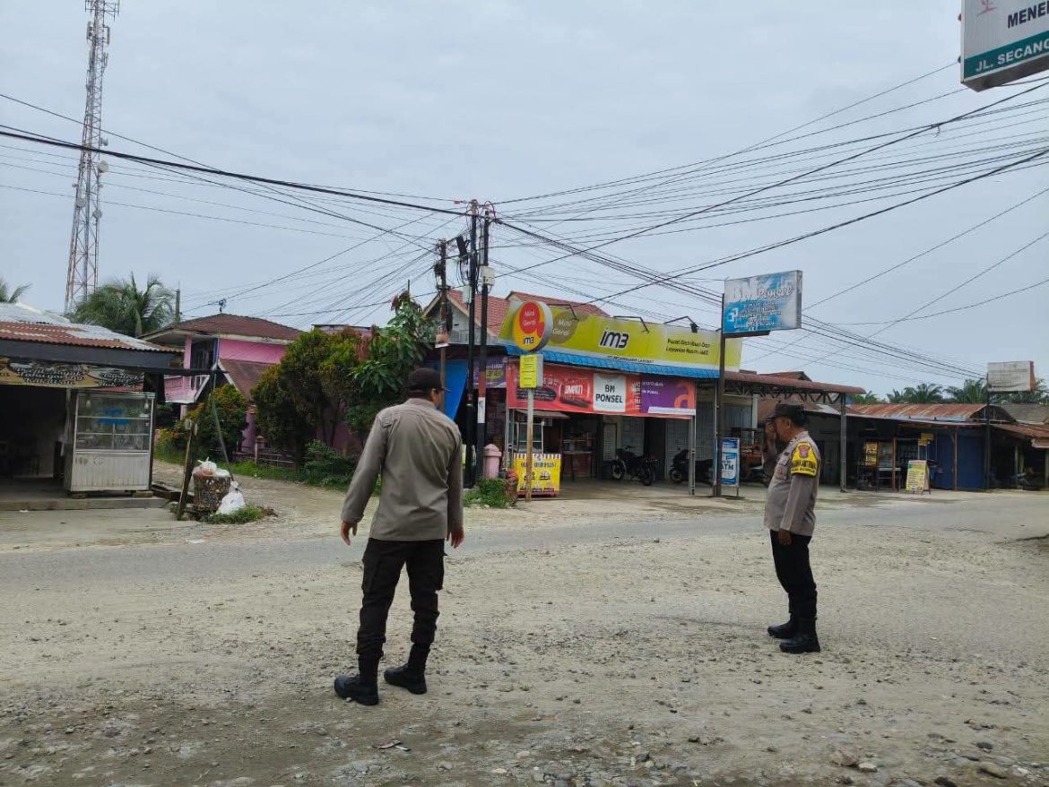Bhabinkamtibmas Kelurahan Hinai Kiri Polsek Secanggang Laksanakan Patroli dan Monitoring di Pasar Tumpah Pekan Selasa.