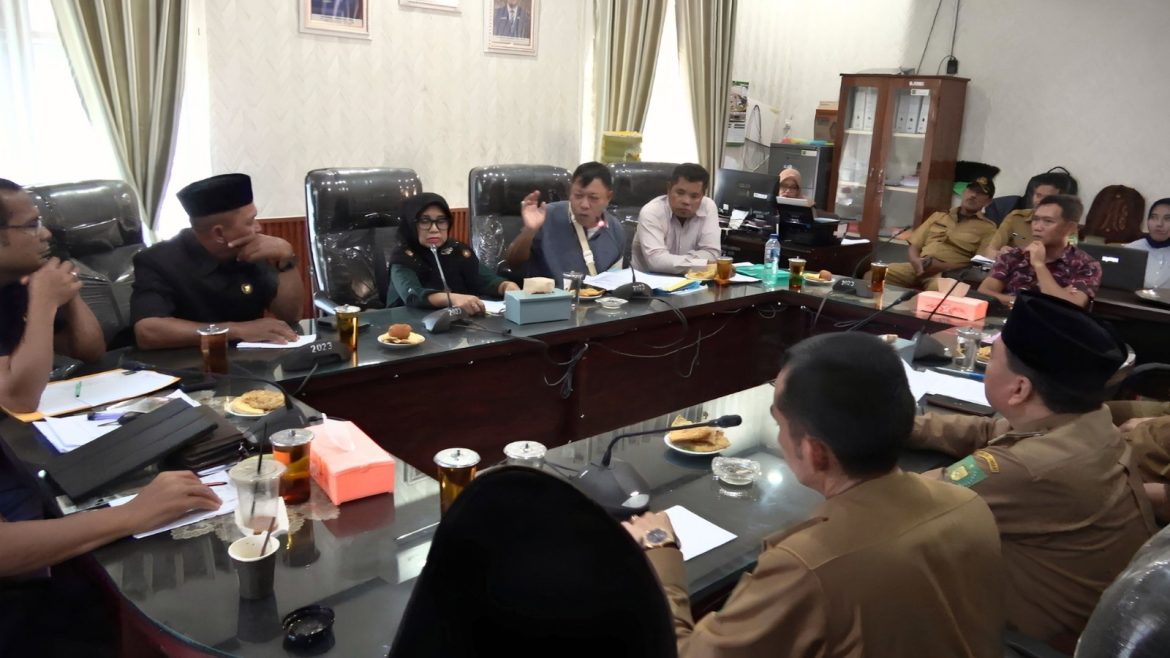 Komisi III DPRD Langkat dan Camat Hinai Dukung Penolakan Pedagang terhadap Rencana Pembangunan KDMP di Pasar Senin.