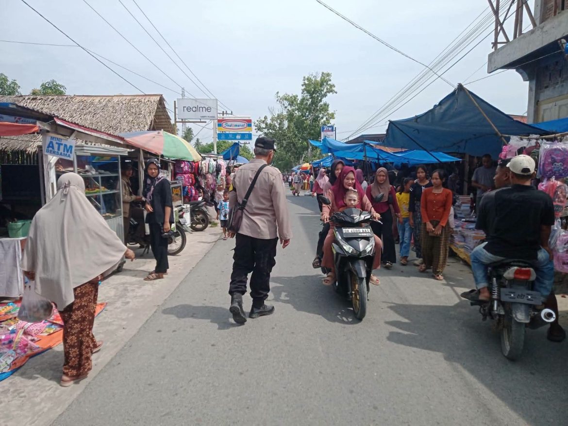 Bhabinkamtibmas Desa Karang Gading Polsek Secanggang Laksanakan Patroli dan Monitoring di Pasar Tumpah Pekan Rabu Desa Karang Gading.