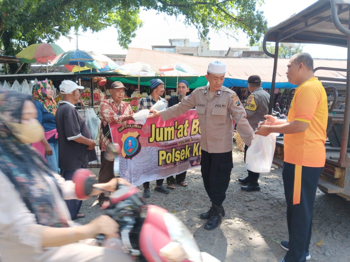Jumat Berkah Polsek Kuala, Berbagi Nasi Kotak Sambil Pererat Kedekatan dengan Masyarakat.