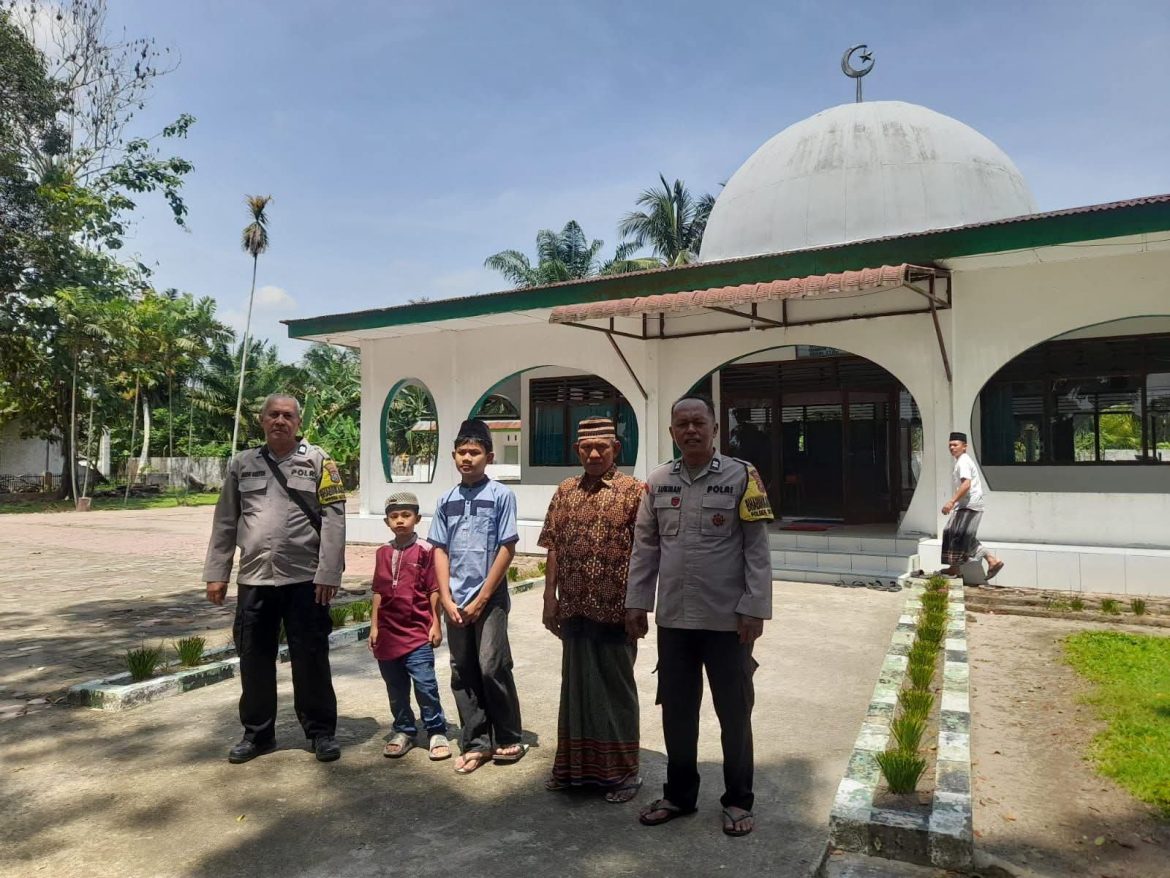PERSONEL POLSEK SECANGGANG LAKSANAKAN PATROLI DAN PENGAMANAN SHOLAT JUMAT DI TEMPAT IBADAH.