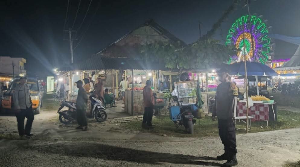 Personil Polsek Secanggang Laksanakan Patroli Blue Light di Objek Vital Pasar Malam dan Jalan Lintas Secanggang-Stabat