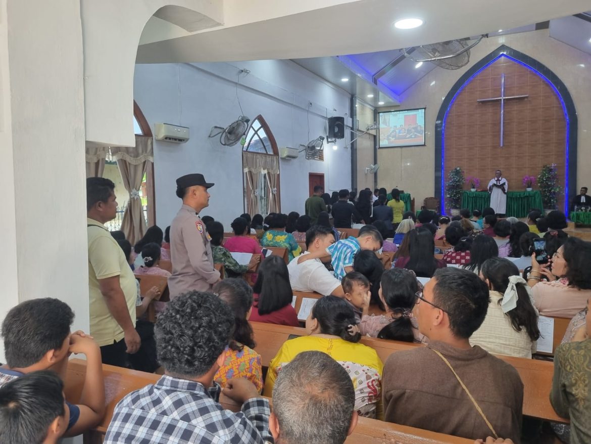 Polsek Tanjung Pura Intensifkan Pengamanan Ibadah Minggu Kasih, Perkuat Pelayanan dan Kamtibmas di Rumah Ibadah.