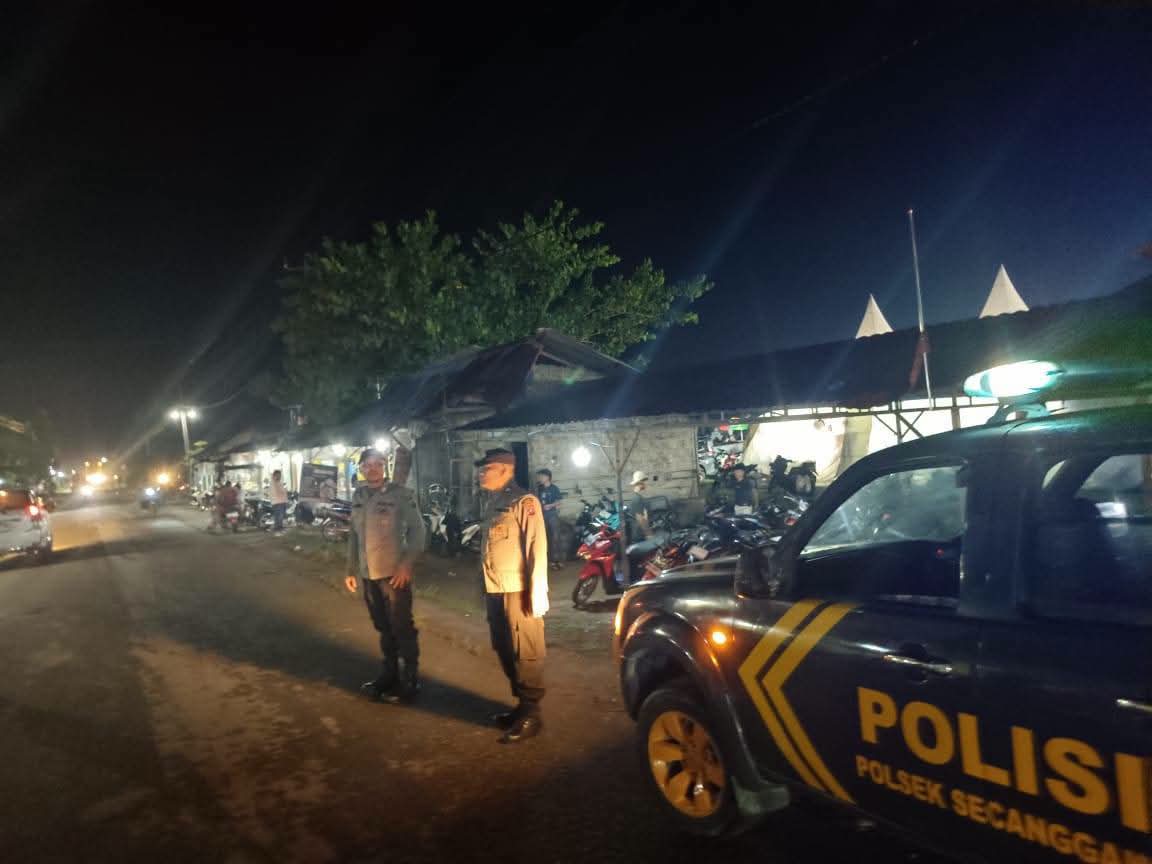 Personil Polsek Secanggang Laksanakan Patroli Blue Light di Kawasan Pasar Malam dan Indomaret Desa Suka Mulia dan Desa Kepala Sungai.