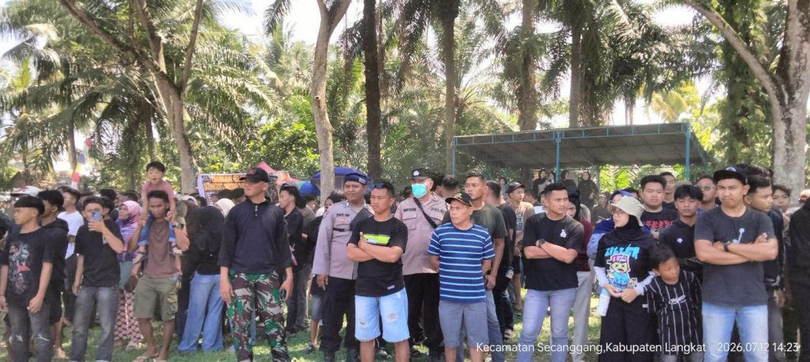 Personil Polsek Secanggang Laksanakan Pengamanan Latber Crosss Gastrack di Lapangan Bolah Kaki Desa Suka Mulia.