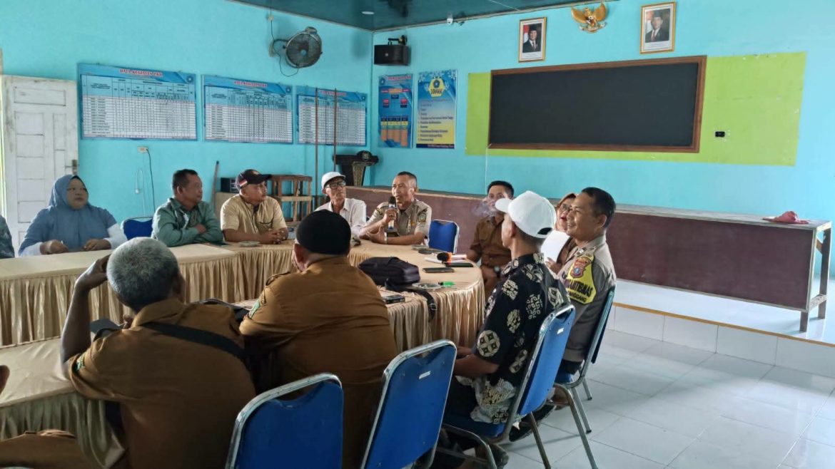 Bhabinkamtibmas Desa Tanjung Ibus Hadiri Sosialisasi Pajak Kenderaan Bermotor di Pulau Kantor Desa