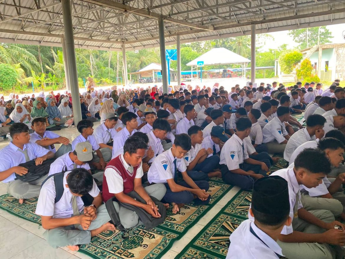 Sebelum Kegiatan Belajar Mengajar, Dewan Guru dan Seluruh Siswa Rutin Laksanakan Salat Berjamaah.