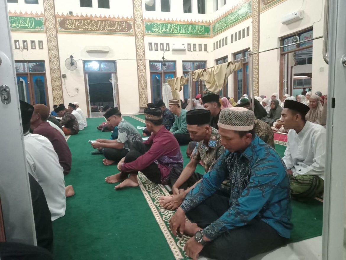 Bhabinkamtibmas Desa Selotong Polsek Secanggang Hadiri Tabligh Akbar, Dzikir dan Doa Bersama