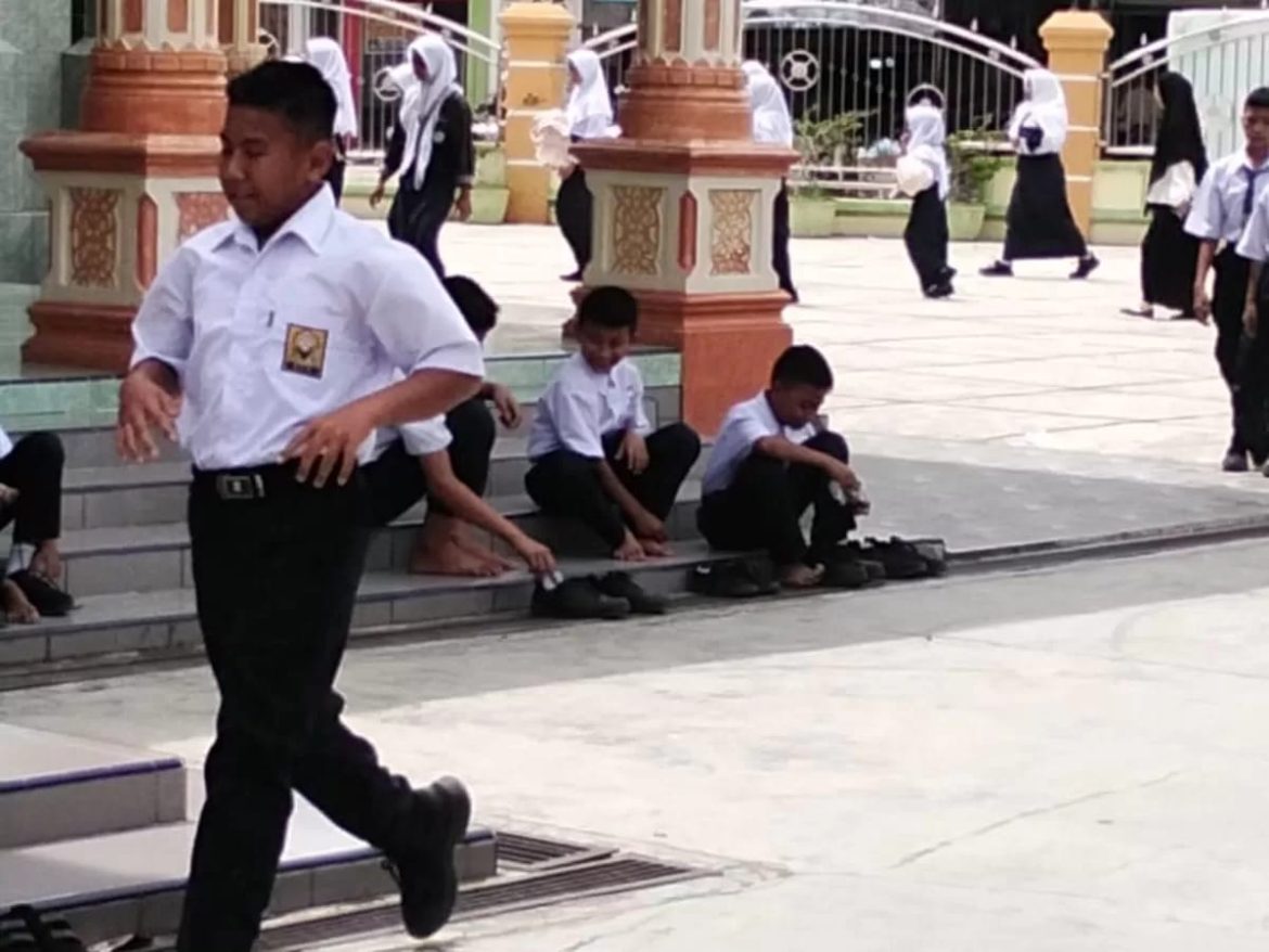Siswa-Siswi SMP Negeri 1 Secanggang Rutin Laksanakan Sholat Zuhur Berjamaah, Wujudkan Karakter Relegius dan Disiplin.