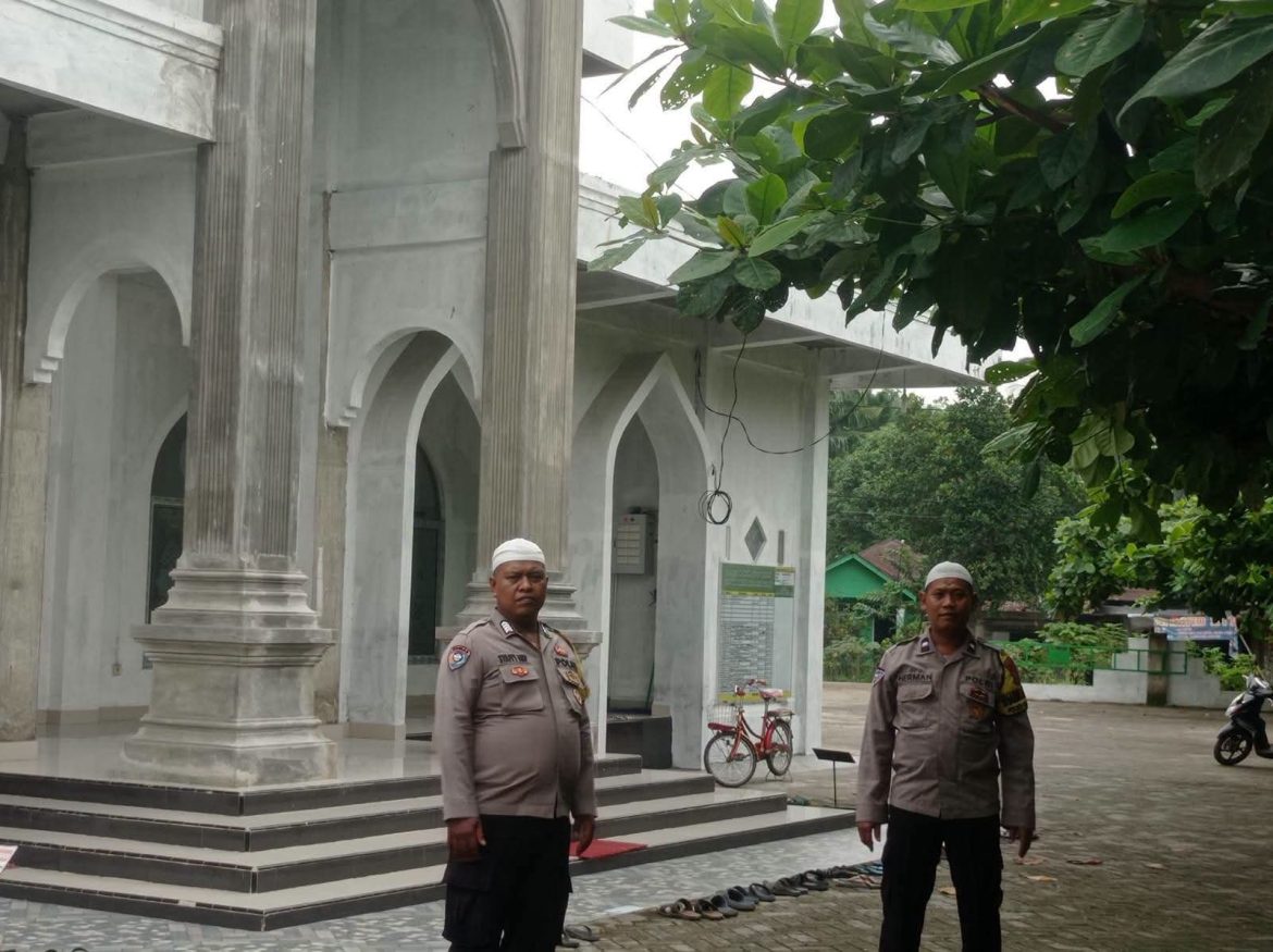 Personil Polsek Secanggang Laksanakan Pengamanan Sholat Jum’at Wujudkan Rasa Aman Bagi Jamaah.
