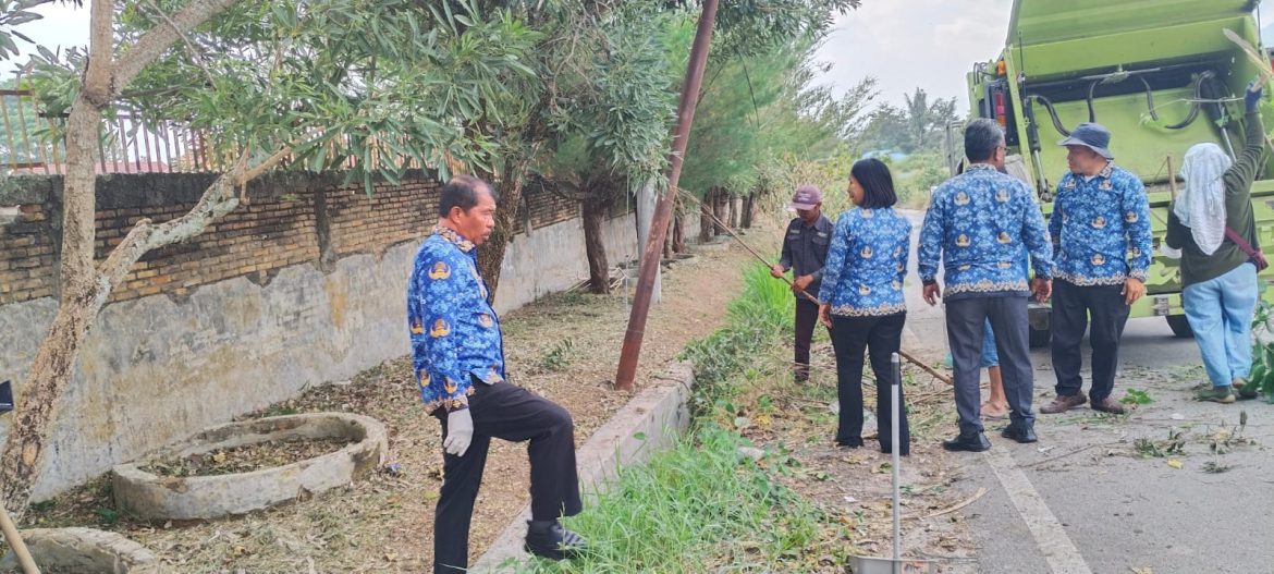 Demi Lingkungan Bersih dan Bebas Genangan, Wabup Toba Pimpin Gotong Royong Bersama Yayasan T.B. Soposurung