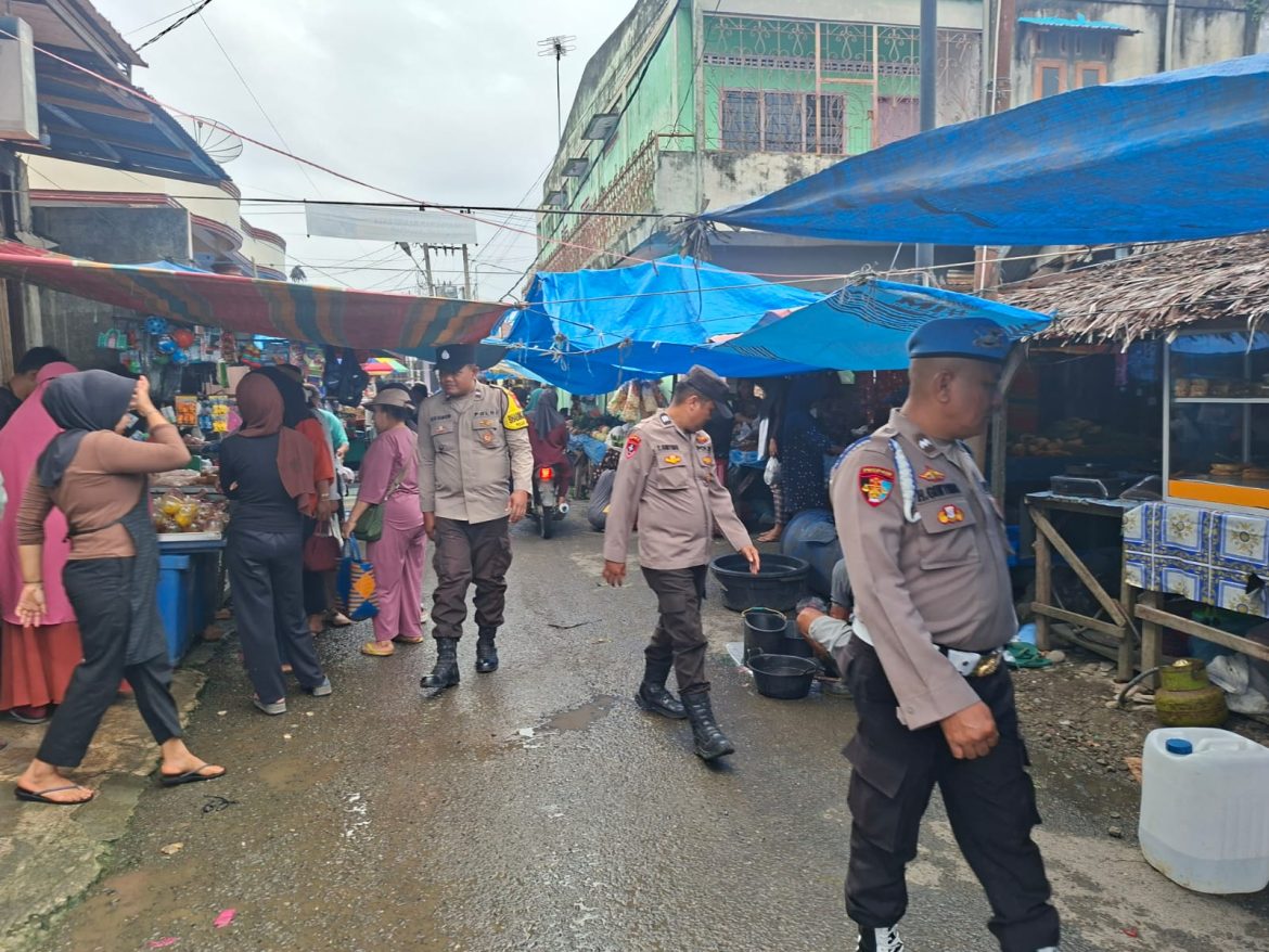 Polsek Salapian Sambangi Warga di Pekan Sabtu Tanjung Langkat, Hadirkan Rasa Aman di Tengah Aktivitas Masyarakat.