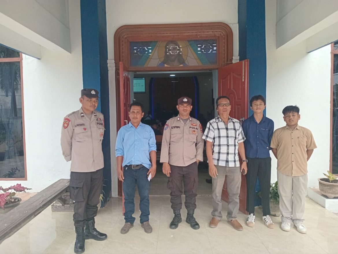 Polsek Tanjung Pura Hadir Jaga Kekhusyukan Ibadah Minggu.