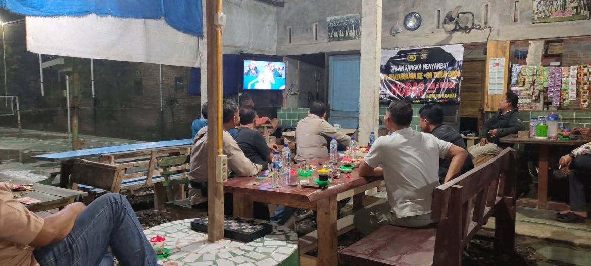 Personel Polsek Secanggang Laksanakan Pengamanan Sekaligus Nonton Bareng Pertandingan Piala Dunia di Dusun-lV Desa Kepala Sungai.