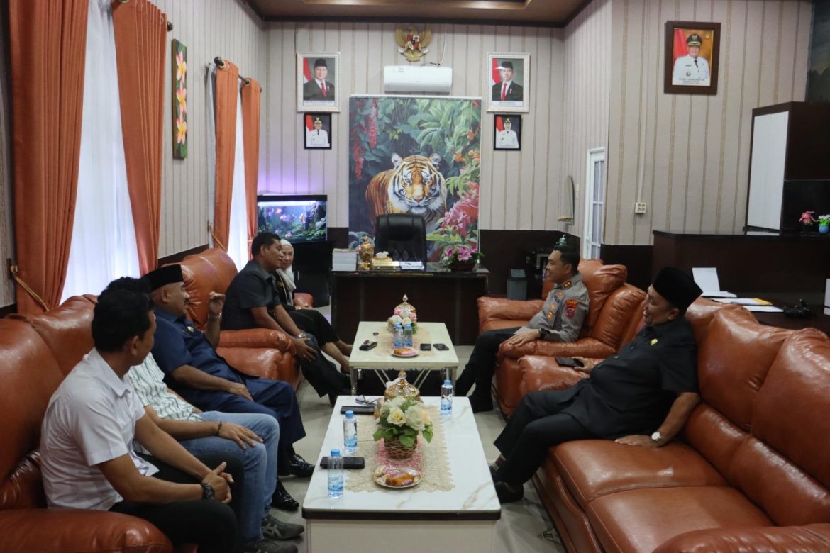 Penuh Keakraban, Kapolres Langkat Bersilaturahmi dengan Ketua DPRD.