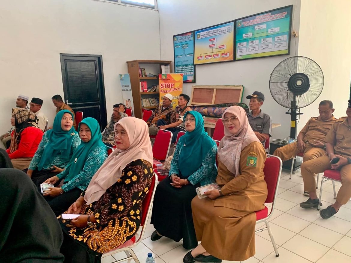 Menghadiri Musrenbangdes di Kantor Desa Selotong.