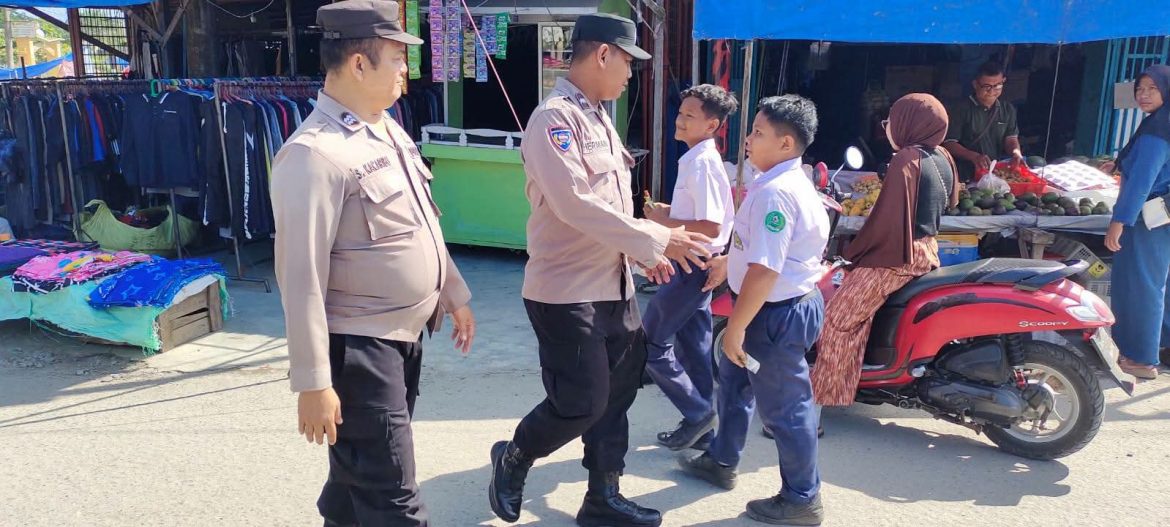 Personel Polsek Secanggang Laksanakan Patroli dan Monitoring di Pasar Tumpah Pekan Selasa Kelurahan Hinai Kiri.