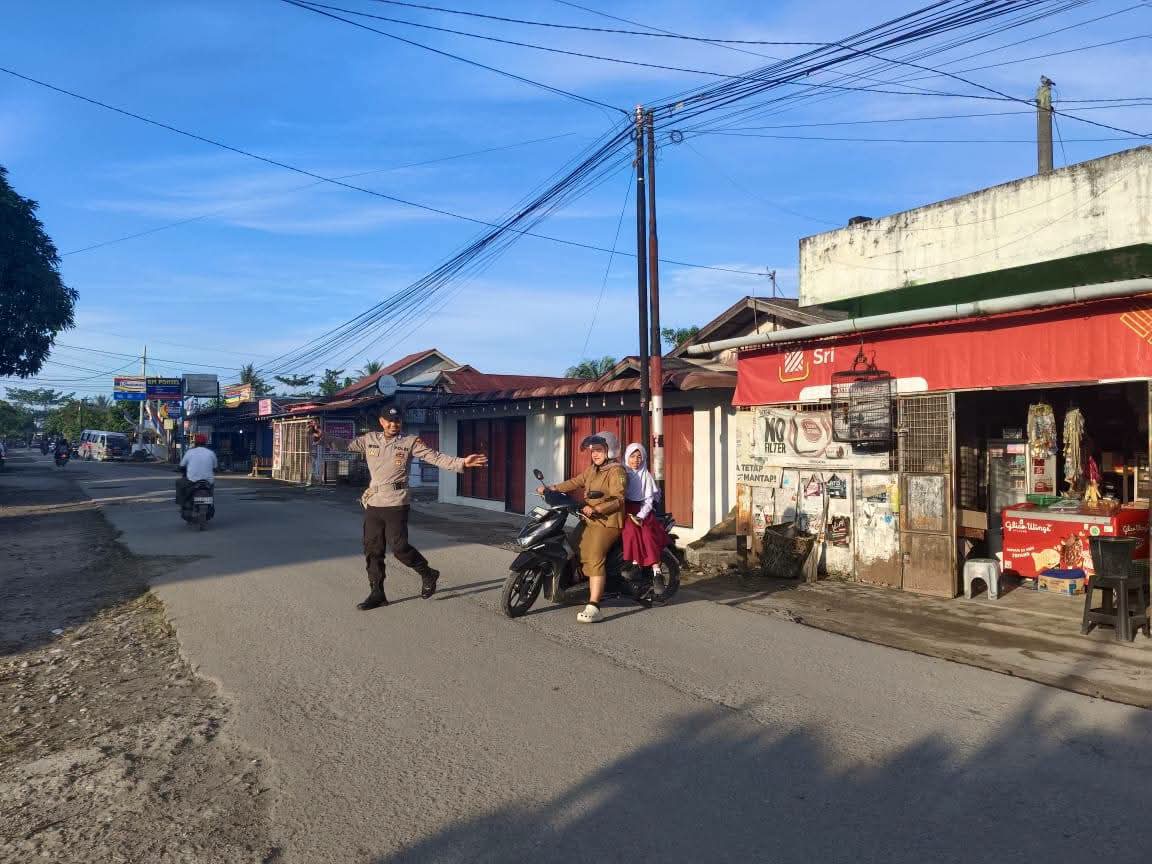 Personel Polsek Secanggang Laksanakan Pengamanan dan Pengaturan Lalu Lintas Pagi di SD Negeri Pasar 12 Desa Suka Mulia.