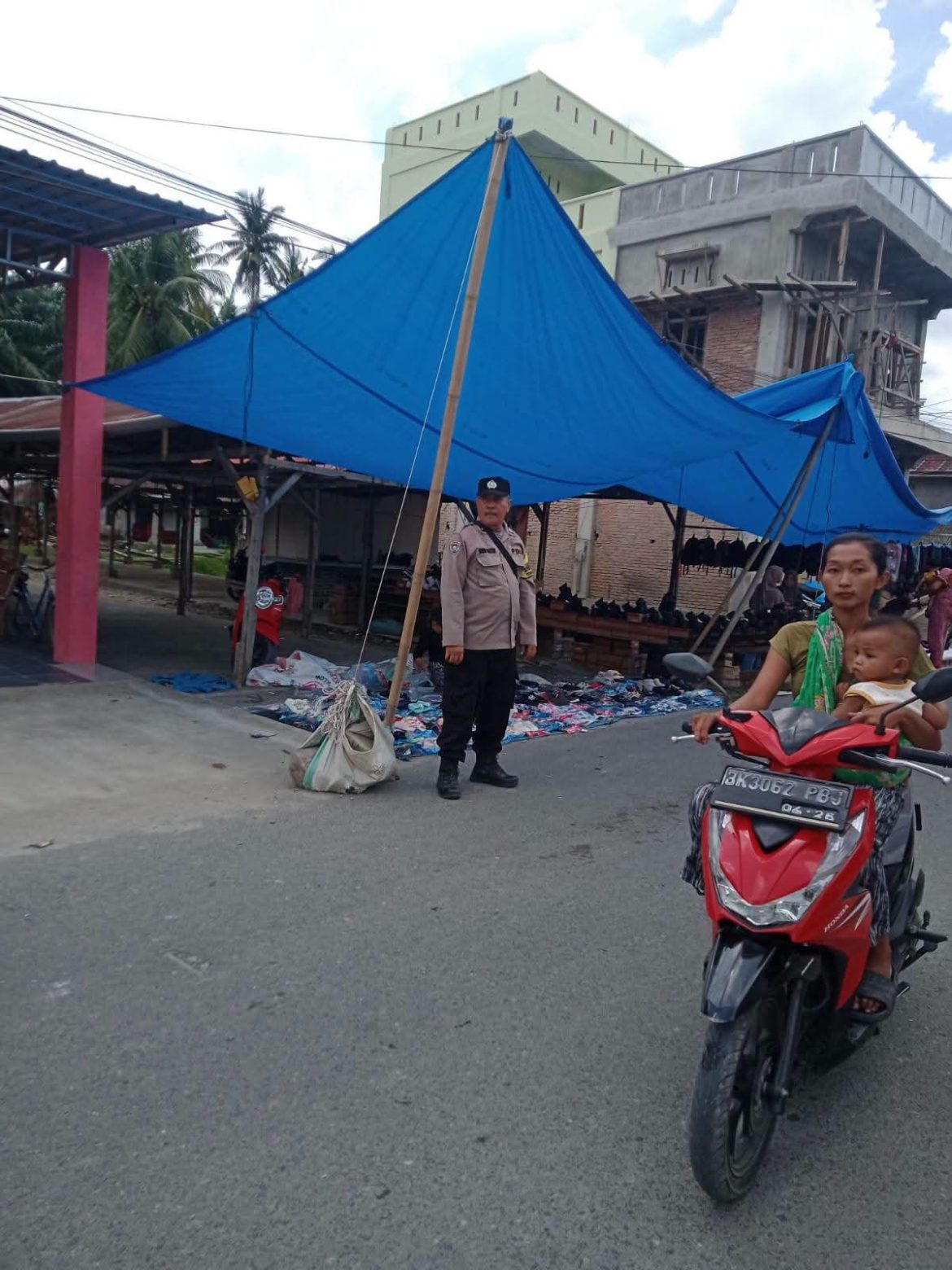Bhabinkamtibmas Desa Karang Gading Polsek Secanggang LaksanakanPatroli dan Monitoring di Lokasi Keramaian Pasar Tumpah Pekan Rabu Desa Karang Gading.