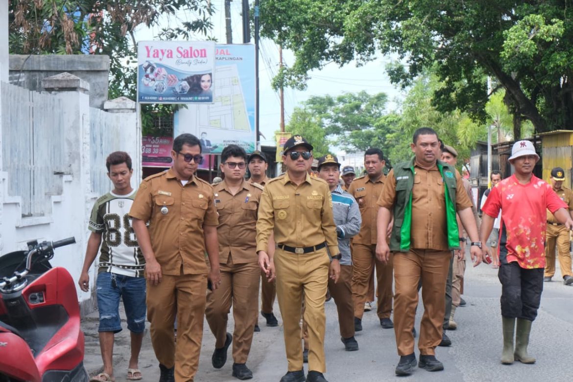 Wali Kota Tanjungbalai Monitoring Lapangan dan Cek Kondisi Drainase di Kecamatan Tanjungbalai Selatan 