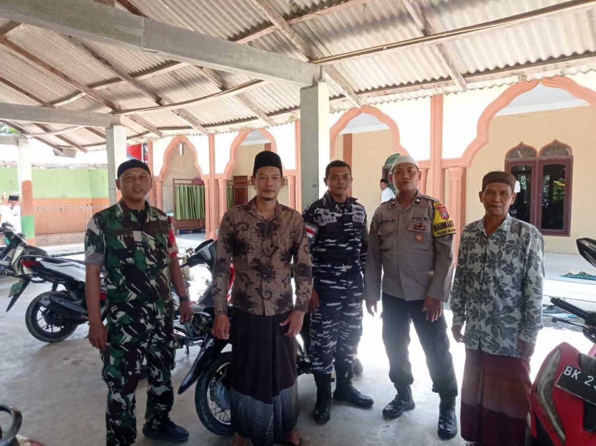 Personel Polsek Secanggang Bersama Koramil 08/Secanggang Laksanakan Patroli dan Pengamanan Shalat Jumat di Masjid Istiqamah.