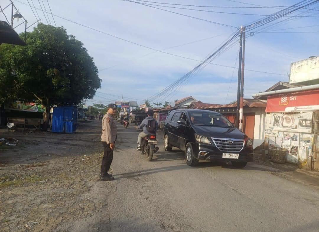 Personel Polsek Secanggang Laksanakan Strong Point dan Pengaturan Lalu Lintas Pagi di Pasar XII Desa Suka Mulia.