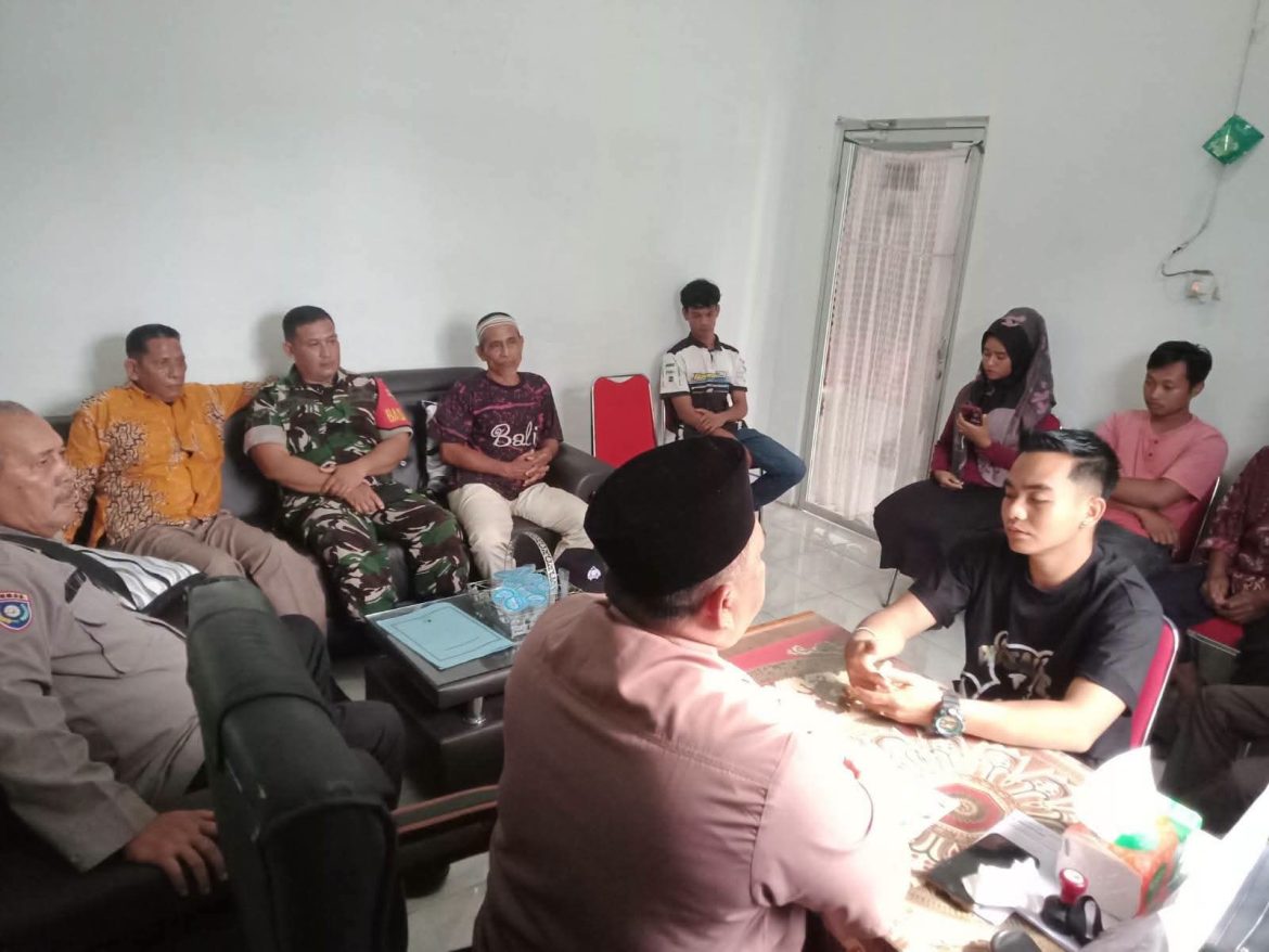BHABINKAMTIBMAS DESA SELOTONG POLSEK SECANGGANG BERSAMA BHABINSA, KEPALA DESA DAN PERANGKAT DESA LAKSANAKAN MEDIASI WARGA.