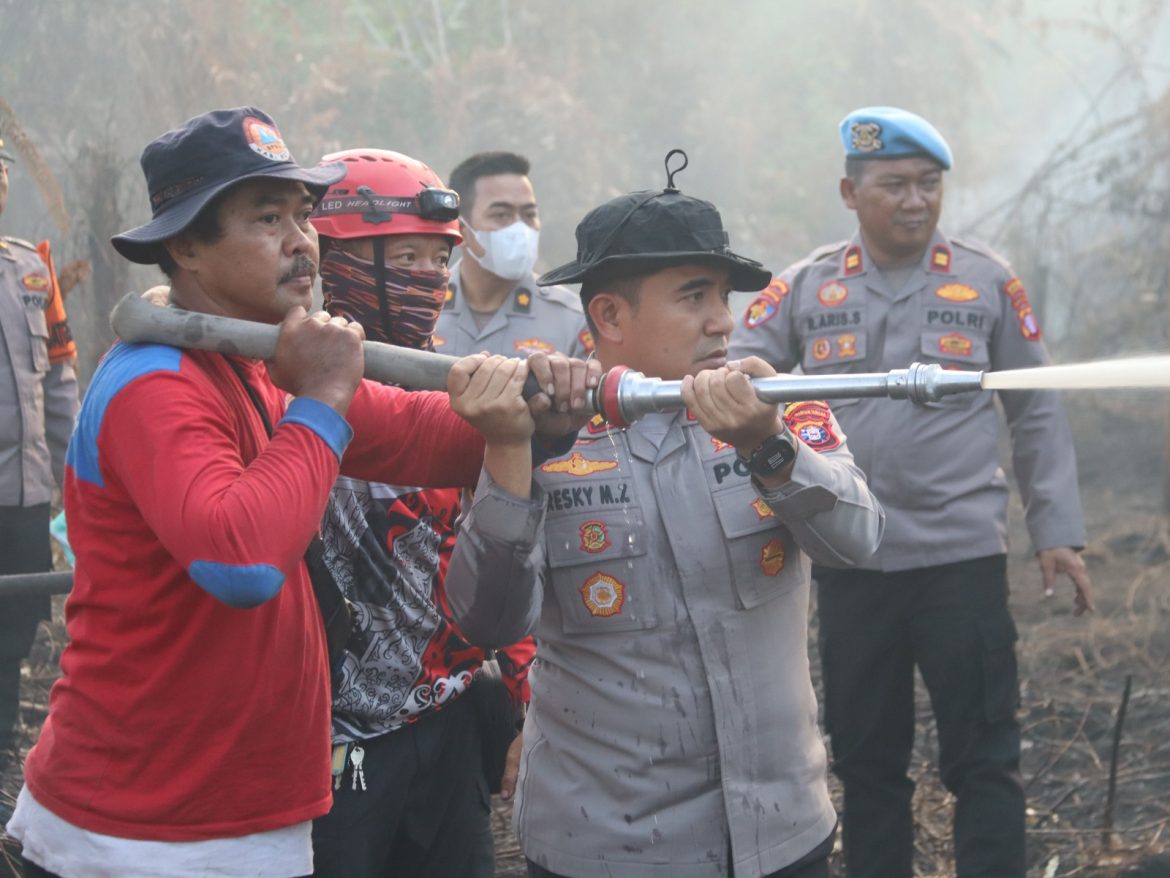 Sigap dan Sinergi, Polres Kotim Bersama BPBD Padamkan Karhutla Saat Operasi Aman Nusa II-A 2026